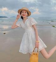 Robes blanches en gros à manches bouffantes et broderies ajourées