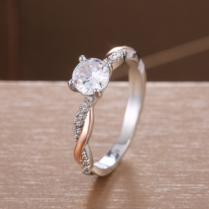 Anello Geometrico Rotondo Bicolore in Rame per Donne, Elegante Gioiello da Dito con Incastonatura a Griffe - Product Image 3