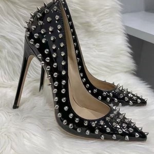 Scarpe da Donna in Pelle Verniciata Nera <span class=keywords><strong>con</strong></span> <span class=keywords><strong>Borchie</strong></span> Argento, <span class=keywords><strong>Tacco</strong></span> a Spillo, Punta Affusolata, Suola in PU, Taglie Grandi, Vendita Diretta dalla Fabbrica - Product Image 3