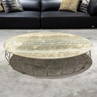 Ensemble de tables d'appoint gigognes dorées avec base en cage de laiton, plateau en marbre blanc naturel et table d'appoint à plateau noir pour salon