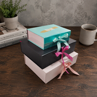 Boîte cadeau pliante magnétique à rabat ouvert en carton rigide de luxe avec logo imprimé personnalisé, gaufrage et revêtement UV, matériaux recyclés