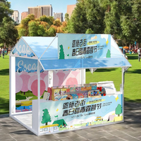 de stand mobile du fabricant est utilisé comme présentoir pour les activités d'échauffement des vendeurs du marché de nuit