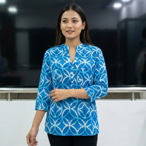 Camisa Casual 100% Algodón para Mujer – Calidad Premium |   Blusa de algodón con estampado geométrico azul para mujer, cuello en V, manga tres cuartos - Product Image 1