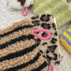 Sac de <span class=keywords><strong>maquillage</strong></span> suspendu pliable et écologique en tissu éponge doux et moelleux, à rayures tendance, avec fermeture éclair et poignée, idéal pour la vente en gros - Product Image 5