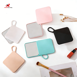 Espejo Cosmético Portátil Cuadrado Plateado con Luz, con Bolsillo con Solapa, Plegable, Ideal para Regalo y Relajación - Product Image 2