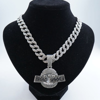 Collier pendentif audacieux en forme de pain doré avec accents en strass sur chaîne cubaine pour homme, style Hip Hop Streetwear