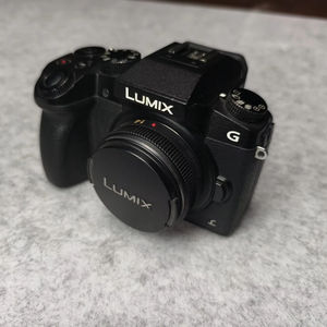Appareil photo numérique hybride <span class=keywords><strong>Lumix</strong></span> DMC-<span class=keywords><strong>G7</strong></span> 16,0 MP 4K UHD d'occasion, excellente qualité d'image, stabilisation d'image 5 axes, carte SD d'origine incluse - Product Image 1
