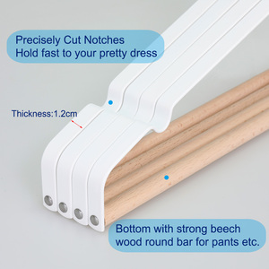 Neuheiten Natürlicher Buchenholz-Kleiderbügel mit Metallstange und Holz-Hosenstange - Product Image 4