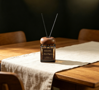 Coffret Cadeau d'Aromathérapie Forêt Secrète Premium - Bougie Parfumée Boisée & Kit Diffuseur à Bâtonnets pour la Relaxation à Domicile et les Cadeaux
