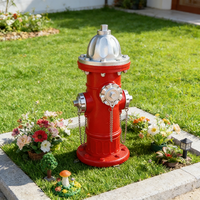 Sculpture en résine de type hydrant rouge vintage avec détails de chaîne argentée, décoration réaliste pour patio extérieur, style antique miniature