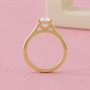 Bague de fiançailles solitaire en diamant taille ovale avec alliance en or massif style cathédrale pour bijoux de mariée modernes - Product Image 4