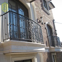 Grilles de balcon en fer forgé, design élégant, balustrades et rampes