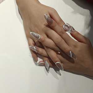 Uñas Postizas de Moda Muhaha, Forma Almendrada, Rayas Plateadas - Product Image 3