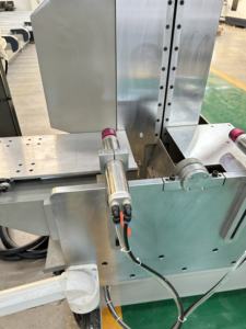 Sierra de Precisión CNC de Doble Cabezal de 650 mm para Perfiles de Aluminio en Ángulos Arbitrarios para Cortar Perfiles de Aluminio Industriales - Product Image 4