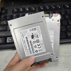 Matériel et logiciels informatiques d'occasion en gros, 100 % testés et fonctionnels, à bas prix, SSD SATA 2,5 pouces 128 Go et 120 Go. - Product Image 3
