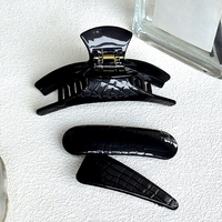 Pince à cheveux texturée personnalisable en similicuir noir et acétate, accessoire de luxe léger pour femme