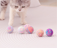 Mainan Kucing Bola Karung Pasir Benang Katun Warna-warni Mewah Rajutan Tangan Baru Ramah Lingkungan Mirip Asli 4.5CM Mainan Pereda Stres