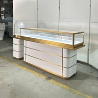 Vitrine de comptoir en verre pour bijouterie sur mesure, îlot de présentation en laiton avec dôme en verre rond, vitrine haut de gamme pour montres pour magasin de détail