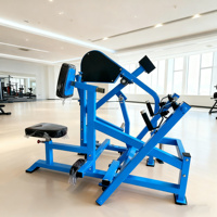 Máquina de remo sentado con carga de placas para uso comercial en interiores, ideal para clubes.