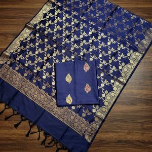 Traje de tres piezas de seda Katan tejida, adornado con bordados Zari y Meena, para celebraciones festivas elegantes y bodas. - Product Image 5