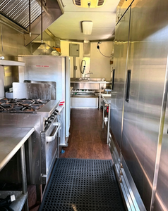 Remorque alimentaire commerciale avec fenêtres vitrées et station <span class=keywords><strong>de</strong></span> pressage <span class=keywords><strong>de</strong></span> sandwichs pour sandwichs au <span class=keywords><strong>thon</strong></span> à l'hôpital <span class=keywords><strong>de</strong></span> Toronto - Product Image 5