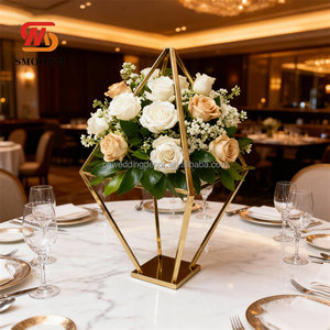 Soporte de flores de Metal negro dorado con forma de diamante liso, centro de mesa poligonal, pantalla de Metal duradera geométrica para interiores y exteriores - Product Image 1