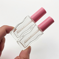 Lèvres en verre ondulé Flacon brillant Bouchon rose Logo personnalisé Tube de brillant à lèvres transparent de 10ml