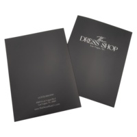 Carpeta de Presentación Negra Personalizada con Diseño en Relieve, Impresión Offset, 2 Bolsillos, Cartón, Logotipo Personalizado, Tamaño A4