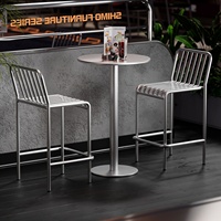 Ensemble table et chaises de bar en métal de style industriel à pieds hauts pour l'extérieur, idéal pour café, hôtel, jardin, bar