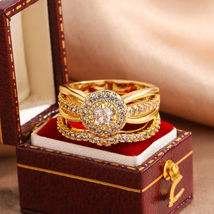 Anillo de Compromiso KYRA0889 de Lujo y Popular, con Circonio que Rodea un Brillante Anillo de Latón Chapado en Oro, Juego de Dos Anillos para Mujer - Product Image 2