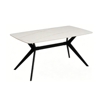 Table à manger rectangulaire moderne et contemporaine, plateau aspect marbre mat/brillant avec pieds en métal noir, capacité 6 personnes, mobilier de maison