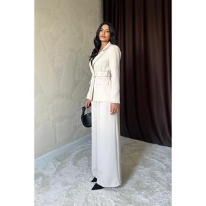 Elegante conjunto de blazer beige para mujer con cinturón y solapas con bolsillos y pantalones de pierna ancha. - Product Image 2