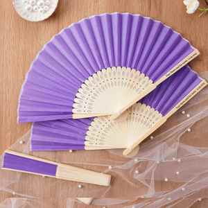 Éventail pliant personnalisé de couleur unie pour l'été, en bambou sculpté, style imprimé, idéal pour la décoration intérieure, les mariages, les fêtes et comme cadeau. - Product Image 1