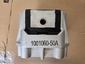 Supporto Motore Originale FAW Jiefang 1001060-50A in Gomma per Ricambi di Camion Pesanti, Vendita all'Ingrosso - Product Image 4