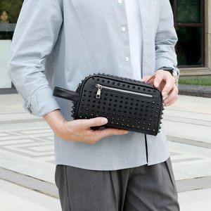 Produits tendance : Sacs à main pour hommes rivetés, sacs à main en cuir imperméables pour hommes avec fermeture à glissière - Product Image 2