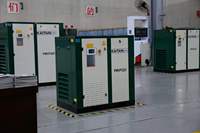Fabricant chinois fournit un compresseur d'air à vis rotatif monophasé ou à deux étages avec sécheur d'air