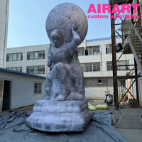 Statue gonflable lumineuse personnalisée de Titan tenant un globe pour la décoration nocturne des places urbaines