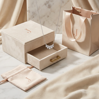 Boîte à bijoux portable haut de gamme recyclable avec fermeture magnétique, gaufrage, logo personnalisé, pochette insérée et sac de shopping