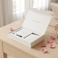 Boîte cadeau rigide de luxe avec logo en feuille d'aluminium et insert personnalisé pour les cadeaux de beauté, de mode et de relations publiques