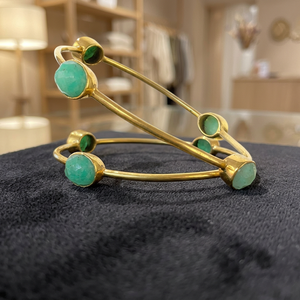 Bracelets et joncs unisexes indiens faits à la main en laiton plaqué or 14 carats avec sertissage clos en chrysoprase - Product Image 2