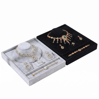 Baki Pajangan Perhiasan Suede Premium Kain Suede Lembut 8 Warna Kustom Desain Dapat Ditumpuk untuk Kalung Gelang Anting Cincin