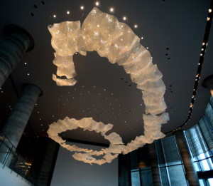 Lustre de hall d'hôtel personnalisé, luminaire suspendu LED moderne abstrait, anneau de cristal de luxe pour projet de villa - Product Image 3