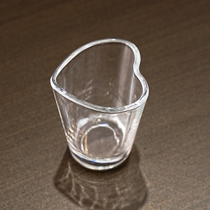 Directo de fábrica Logotipo personalizable Vaso de chupito en forma de corazón personalizado Diseño clásico Copa de vino pequeña para hoteles Embalado en caja - Product Image 6