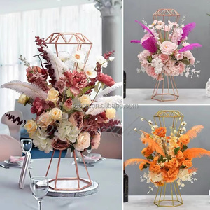 Décoration de mariage, décoration de fête, Vase sur pied géométrique, trompette dorée, centre de table haut en métal - Product Image 6
