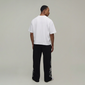 Conjunto de 2 Piezas para Hombre, Camiseta Blanca con Cuello Redondo y Pantalones Anchos Negros con Estampado Animal, Estilo Urbano - Product Image 1