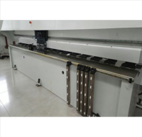 Machine de découpe automatique CNC pour le rainurage de tôles, idéale pour la fabrication de panneaux d'ascenseurs et d'armoires en acier inoxydable