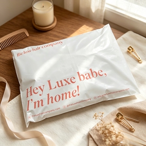 Sacs d'expédition en polyéthylène blanc mat avec logo personnalisé, sacs d'expédition blancs pour l'emballage des extensions de cheveux - Product Image 1