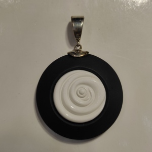 Pendentif rond en argent 925 avec perle d'agate noire - Product Image 1