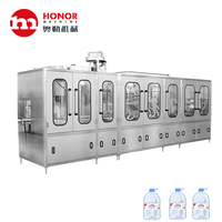 Machine de nettoyage, de remplissage et de scellage de bouteilles en PET pour eau minérale et jus de fruits de type linéaire