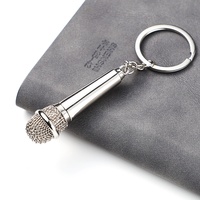 Porte-clés moderne minimaliste en alliage de zinc, pendentif microphone simulé, cadeau de la Saint-Valentin, cadeau créatif, fourniture directe d'usine